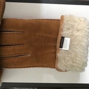 Shearling gloves. Excellent condition. Men’s size S. Worn once.